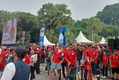 Suporter Tim Nasional (Timnas) Indonesia, mulai berdatangan di area Stadion Utama Gelora Bung Karno (SUGBK), Jakarta Pusat, Jumat (15/11/2024). (Foto: ANTARA)