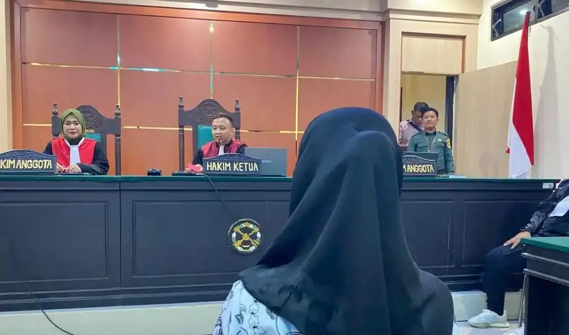 Guru honorer SDN 4 Baito Supriyani (jilbab) saat menjalani sidang di PN Andoolo, Kabupaten Konawe Selatan, Sulawesi Tenggara, Selasa (29/10/2024)