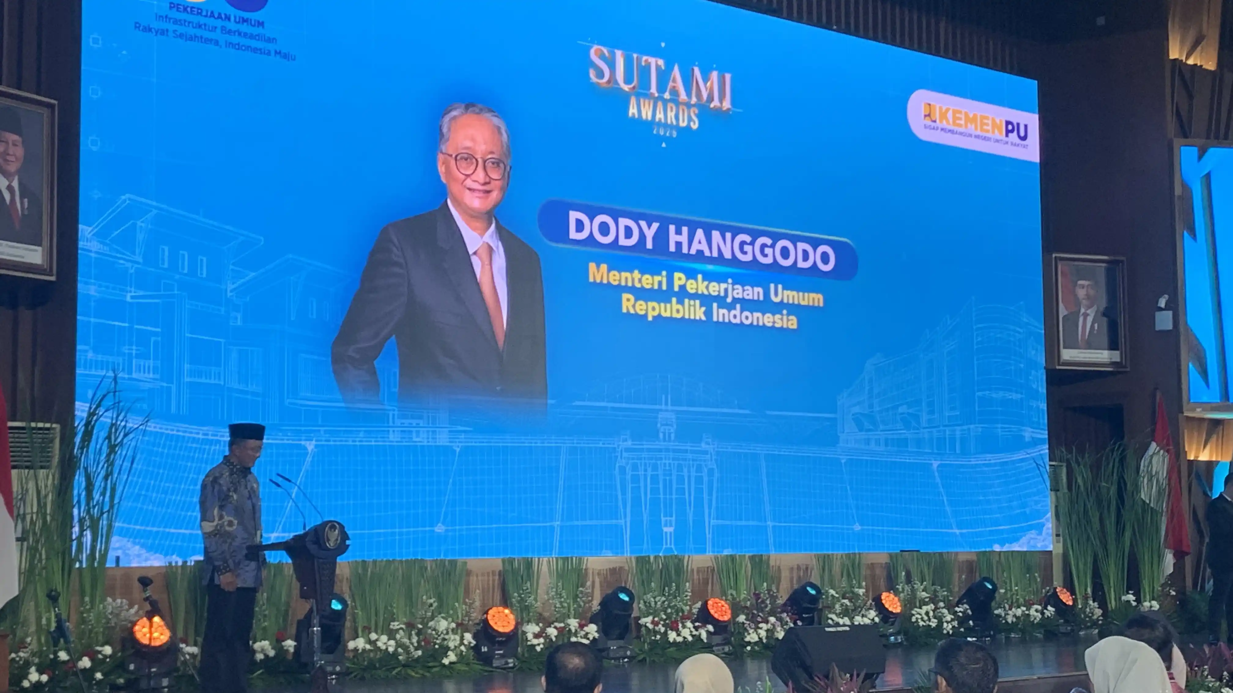 Menteri Pekerjaan Umum, Dody Hanggodo menyampaikan sambutan pada acara Sutami Award di Kementerian PU, Senin malam (1/12). (Foto: Zul Sikumbang)