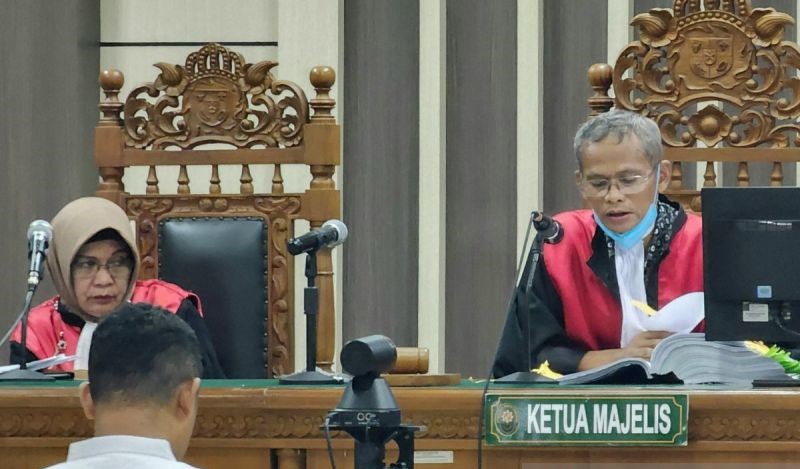 Hakim Ketua Gatot Sarwadi membacakan putusan terdakwa Kepala Balai Teknik Perkeretaapian (BTP) Jawa Bagian Tengah Putu Sumarjaya. (Foto: ANTARA)