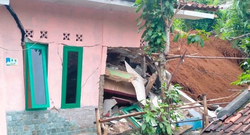 Satu dari 12 rumah  rusak berat akibat tertimbun longsor di Kampung Cibatuhilir, Desa Sekarwangi, Kecamatan Cibadak, Kabupaten Sukabumi, Jabar pada Rabu (24/1). (Foto: ANTARA)