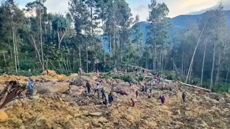 Tanah longsor mengubur ratusan rumah di dataran tinggi Enga, pada Jumat (24/5/2024) pukul 03.00 waktu setempat. Masih belum jelas berapa banyak orang yang terjebak di bawah reruntuhan, namun jumlahnya diperkirakan ratusan.
