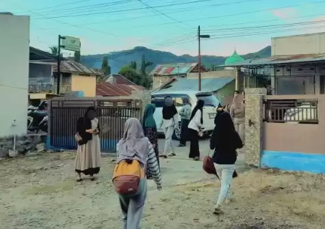 Sejumlah taruni dari SMA Terpadu Wira Bhakti Gorontalo, yang melarikan diri dari sekolah, saat berada di rumah salah satu rekannya. (Foto: ANTARA)