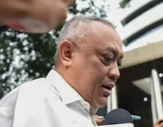 Mantan Bendahara Umum Asosiasi Muslim Penyelenggara Haji dan Umrah Republik Indonesia (Amphuri) Muhammad Tauhid Hamdi (tengah) berjalan usai menjalani pemeriksaan di Gedung Merah Putih KPK, Jakarta, Jumat (19/9/2025). Muhammad Tauhid Hamdi diperiksa sebagai saksi dalam kasus dugaan korupsi dalam penentuan kuota haji untuk penyelenggaraan ibadah haji di Kementerian Agama tahun 2023-2024.