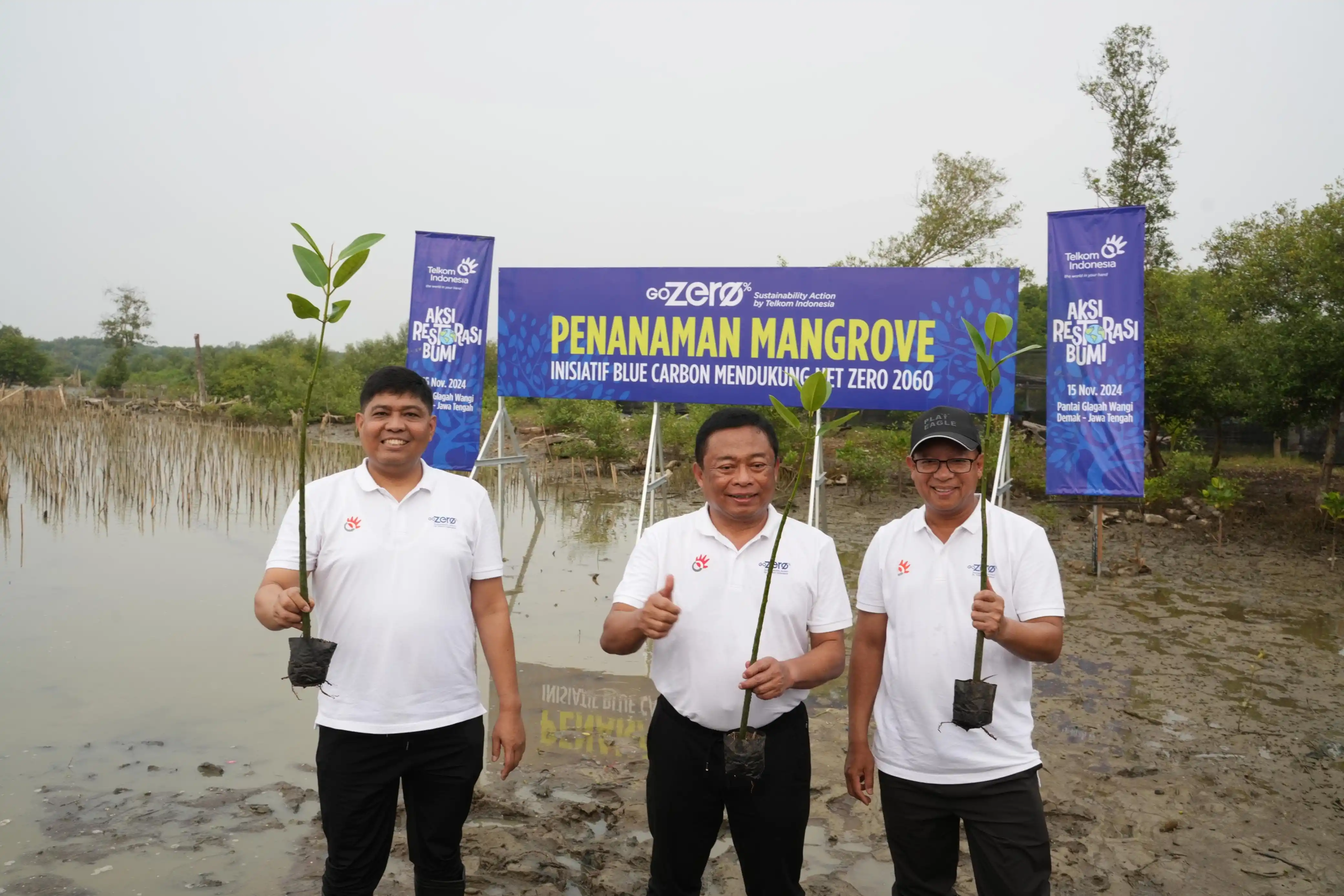 Direktur Utama Telkom Ririek Adriansyah (tengah), Direktur Human Capital Management Telkom Afriwandi (kiri), serta Direktur Keuangan dan Manajemen Risiko Telkom Heri Supriadi (kanan) saat penanaman mangrove di Pantai Istambul Glagah Wangi, Tambak Bulusan, Demak, Jumat (15/11/2024). [Foto: Doc. Telkom]
