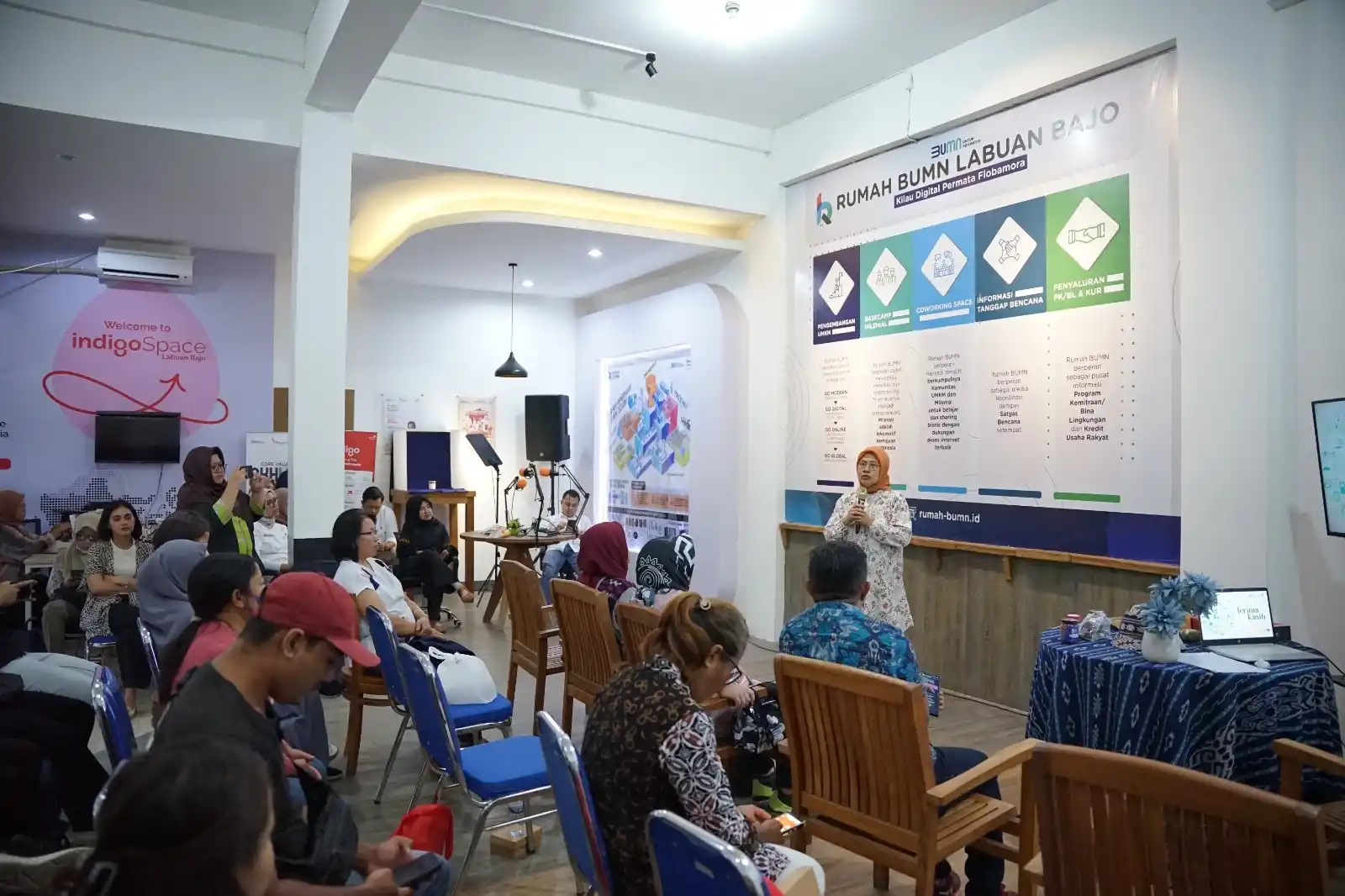 Manager RB Operation CTR-SR Telkom Feny Iriani saat melaksanakan kegiatan pendampingan kepada UMK di Rumah BUMN Labuan Bajo. [Foto: Doc. Telkom]
