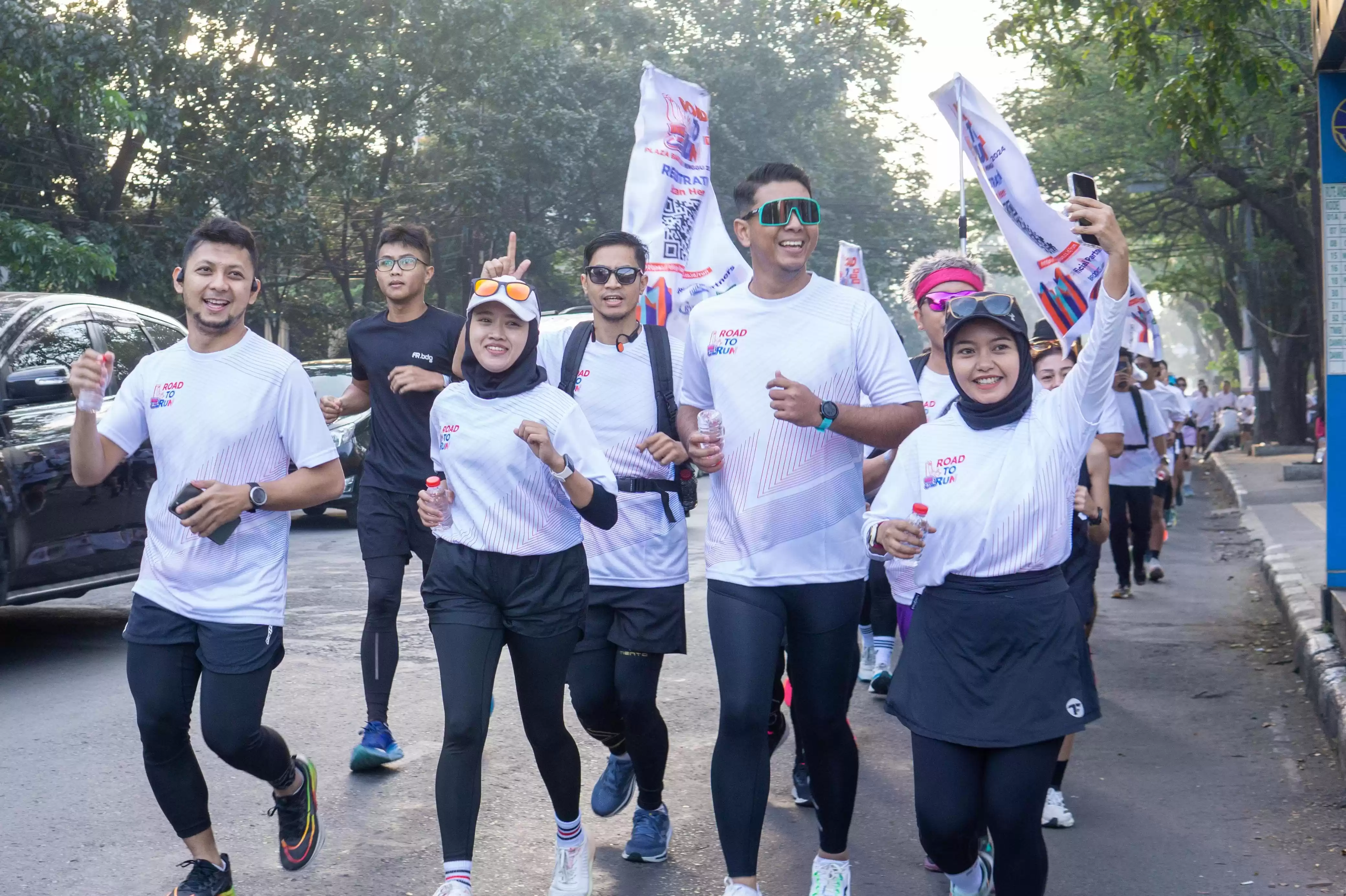 Berbagai komunitas lari Bandung turut berpartisipasi pada Road to Digiland Run 2024 di Bandung (Foto: Dok Telkom)