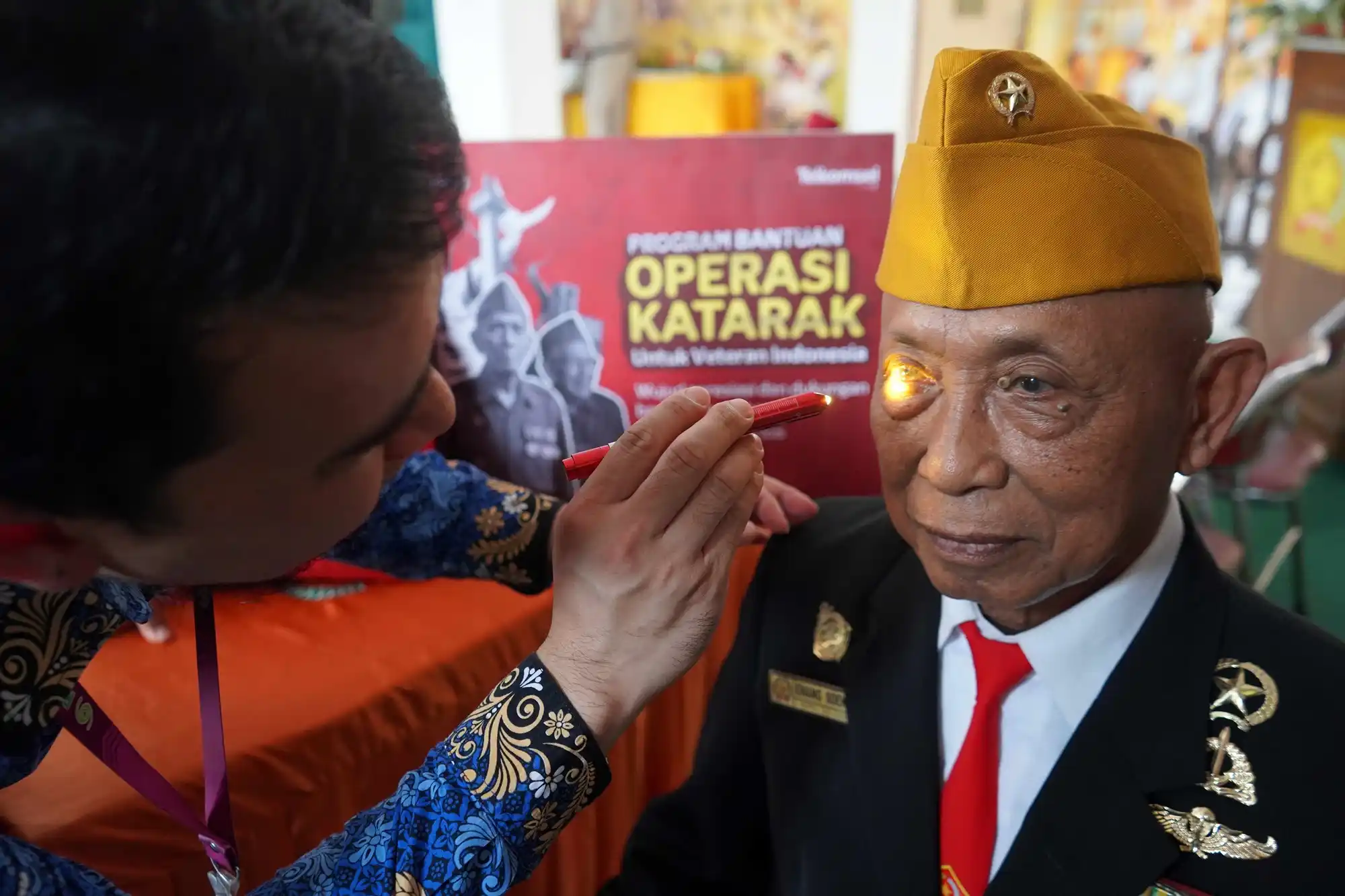 Telkomsel-Kitabisa Laksanakan Program “Visi untuk Pahlawan” Wujudkan Operasi Katarak bagi 20 Veteran dan Keluarga di Surabaya [Foto: Doc. Telkomsel]