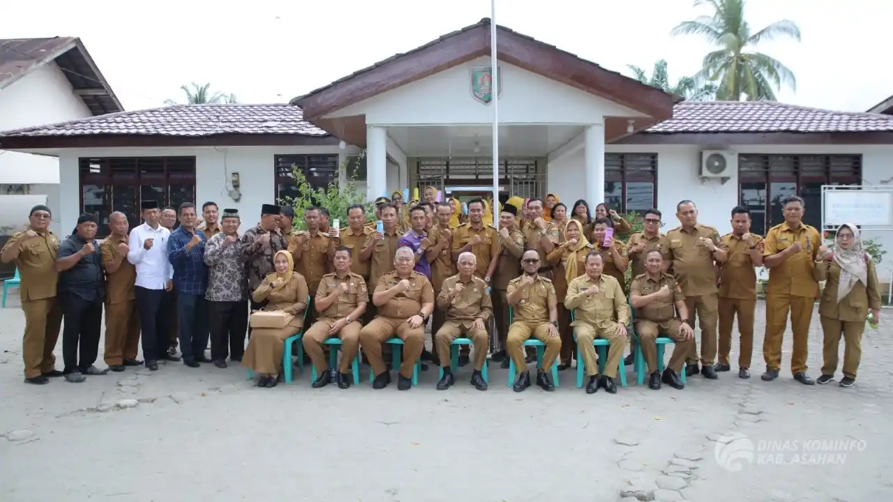 Foto bersama Bupati Asahan, Surya bersama Wakil Bupati Asahan, Sekretaris Daerah Kabupaten Asahan dan OPD dalam acara temu pamit dengan Aparatur Kecamatan Air Joman, Silau Laut, Rawang Panca Arga, Meranti, Senin (10/2/2025). (Foto: Istimewa)