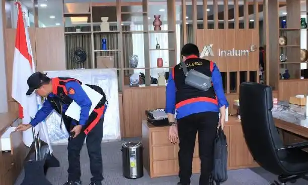 Petugas Kejaksaan Tinggi Sumatera Utara melakukan penggeledahan di Kantor PT Inalum, Kab. Batubara, Sumatera Utara, Kamis (13/11/2025) (Foto: Dok MI/Kejati Sumut)