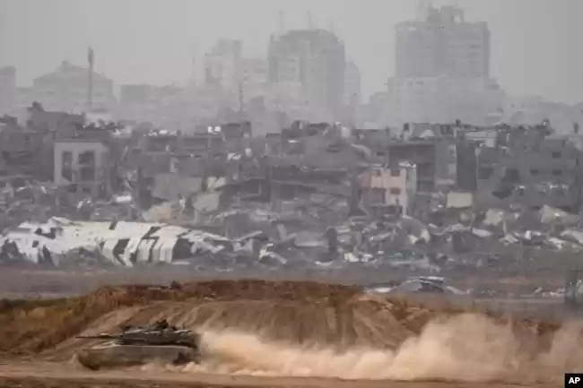 Tentara Israel bergerak di atas tank dekat perbatasan Israel-Gaza, terlihat dari Israel selatan, Kamis, 25 April 2024. (Foto: AP/Leo Correa)