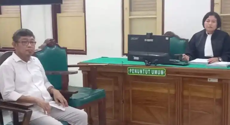 Terdakwa eks Dirut RSUP H Adam Malik, Bambang Prabowo ketika mendengarkan putusan majelis hakim (foto: Antara)