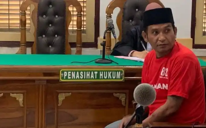 Terdakwa Ridwan Nasution alias Ridho ketika mendengarkan tuntutan di ruang sidang Cakra IV, Pengadilan Negeri Meda (Foto: Antara)