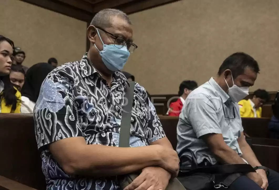 Dua terdakwa kasus dugaan korupsi pengelolaan tata niaga komoditas timah Suranto Wibowo (kiri) dan Amir Syahbana (kanan) bersiap mengikuti sidang perdana di Pengadilan Tipikor, Jakarta, Rabu (31/7/2024)