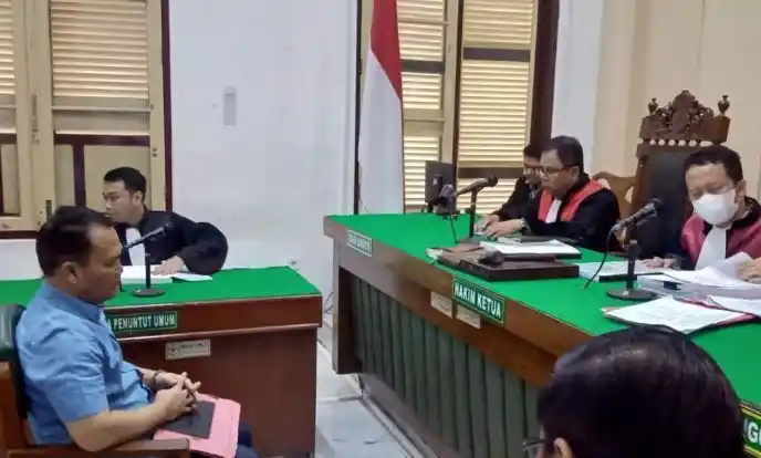 Terdakwa Waston Simbolon ketika mendengarkan tuntutan. (Foto: Antara)