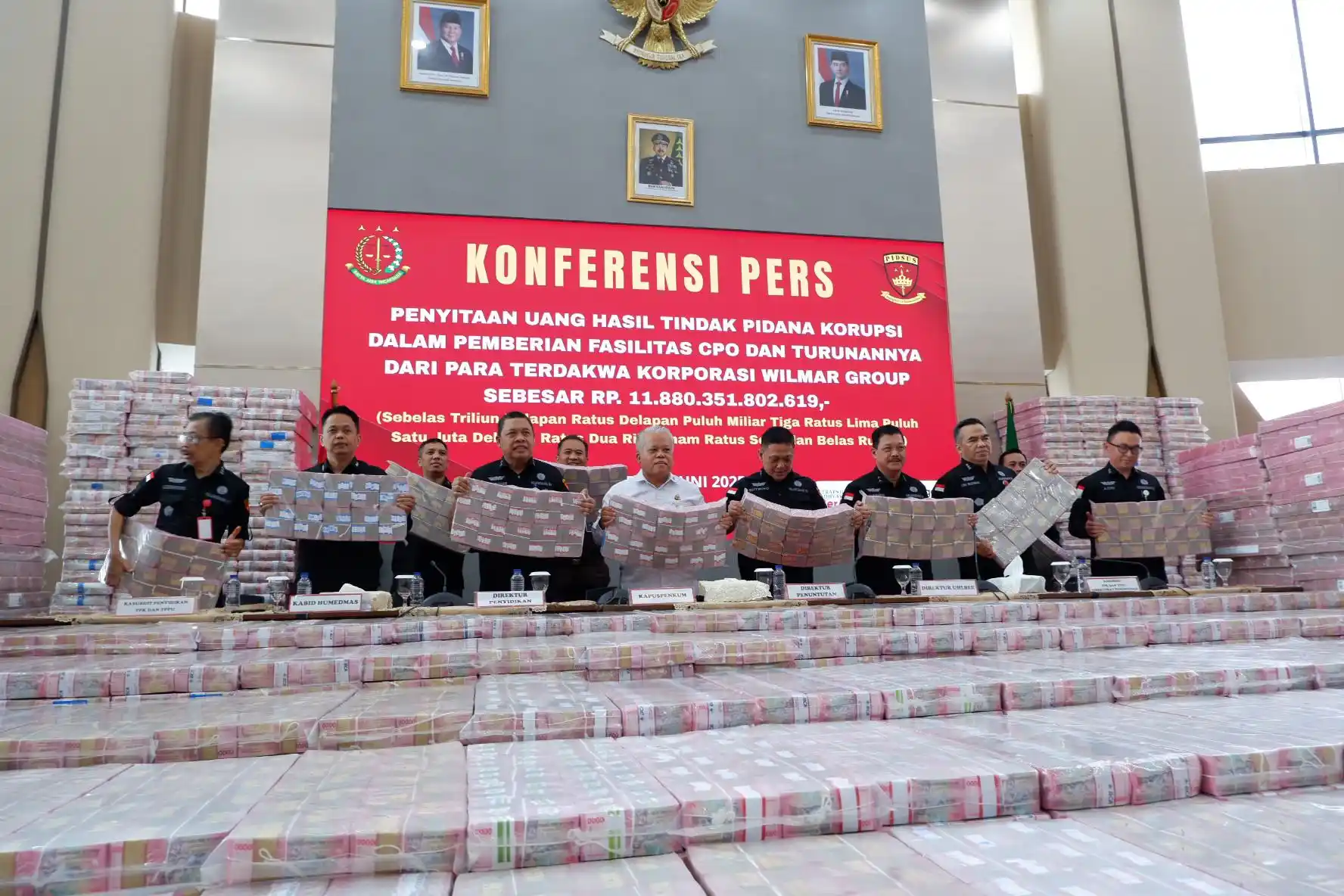 Kejagung memamerkan duit sitaan Rp2 triliun dari total Rp11 triliun (Foto: Dok MI/Aswan)