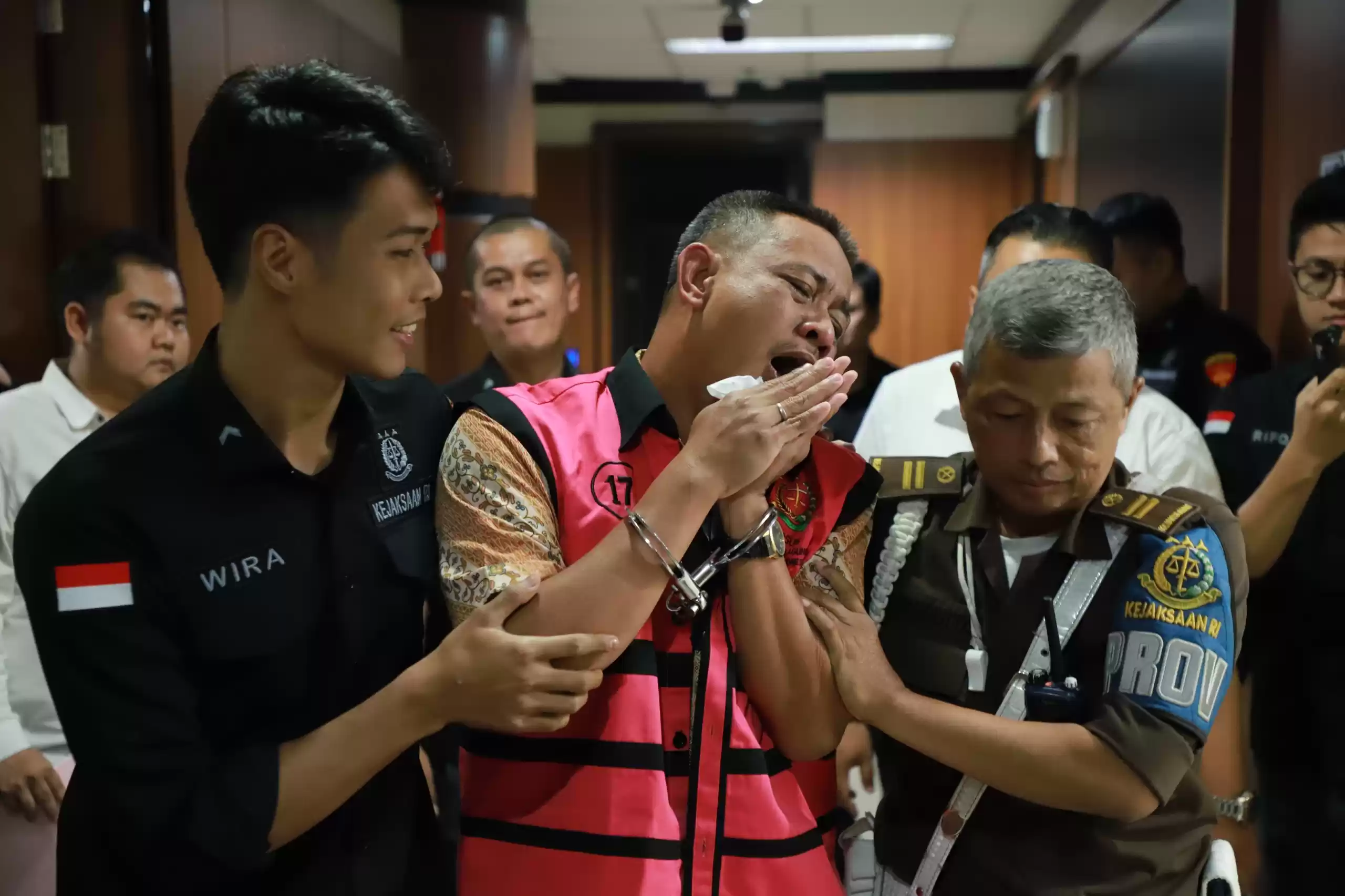 Penyidik Kejaksaan Agung membawa tersangka kasus korupsi timah berinisial SPT ke mobil tahanan di Gedung Kejaksaan Agung, Jakarta, Selasa (13/8/2024) (Foto: Dok MI)