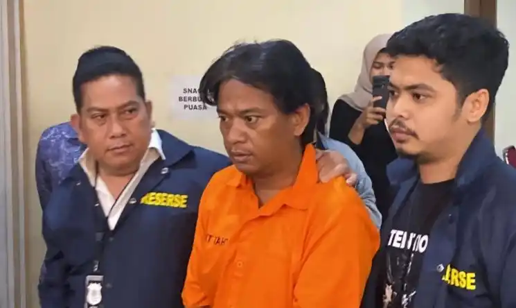 Tersangka FF (43) saat ditampilkan pada konferensi pers di Polda Metro Jaya (Foto: Antara)