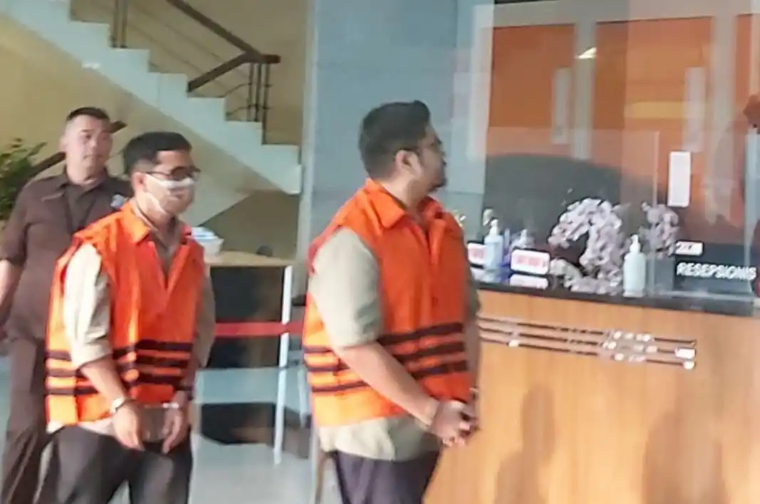 Sylvana, mantan Kepala Pusat Krisis Kesehatan Kementerian Kesehatan RI serta Satrio Wibowo, Dirut PT Energi Kita Indonesia saat menggunakan rompi orange KPK. (Foto: Dok MI/Aswan)