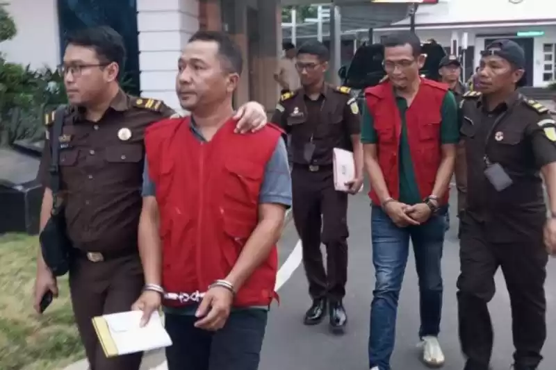 Tim Penyidik Pidsus Kejati Sumut membawa kedua tersangka mengenakan rompi ke Rutan Tanjung Gusta Medan, Kamis (11/7/2024). (ANTARA/Aris)