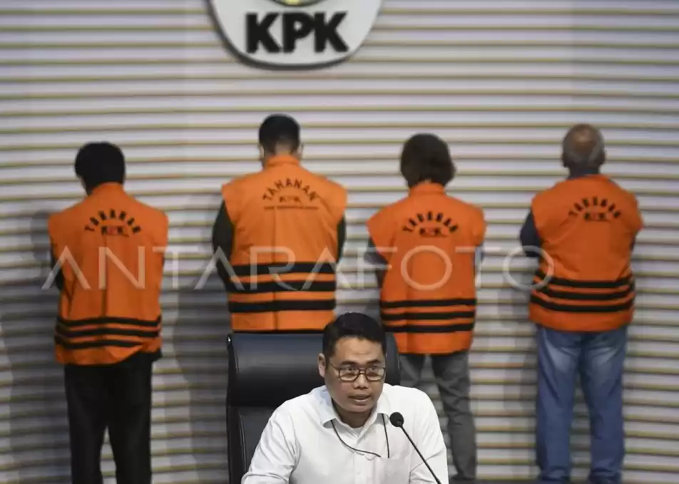Direktur Penyidikan KPK Asep Guntur memberikan keterangan pers terkait penahanan tersangka kasus dugaan korupsi di Gedung Merah Putih KPK, Jakarta, Rabu (18/9/2024). KPK menahan empat tersangka kasus dugaan korupsi pengadaan tanah di Rorotan, Jakarta, oleh Perumda Pembangunan Sarana Jaya pada periode 2019-2020 yang menyebabkan kerugian negara sebesar Rp233 miliar.