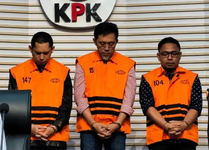 Tiga tersangka baru korupsi RSUD Kolaka Timut. Yakni ASN di Badan Pendapatan Daerah (Bapenda) Provinsi Sulawesi Tenggara, Yasin (YSN); ASN di Kementerian Kesehatan, Hendrik Permana (HP); dan Direktur Utama PT Griksa Cipta, Aswin Griksa (AG) (Foto: Dok MI)