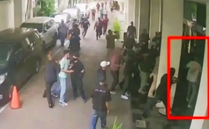 Tangkapan layar CCTV saat tersangka MR alias RD. (Foto: Antara)