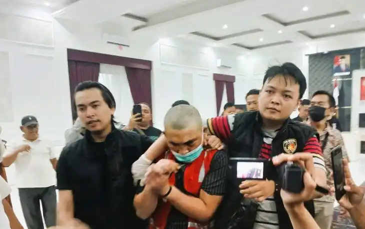 Polisi menangkap tersangka pelaku pembunuhan wanita yang jasadnya dimasukkan di dalam lemari. (Foto: Antara)