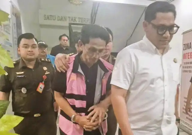 Tersangka SL (rompi merah muda) turun dari ruang penyidik (Foto: Antara)