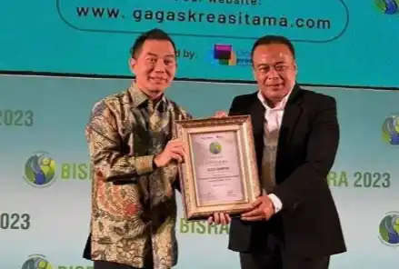 Thomas Harmanto, Direktur Insight IM, menerima penghargaan BISRA 2023 (kiri) (Foto: Istimewa)