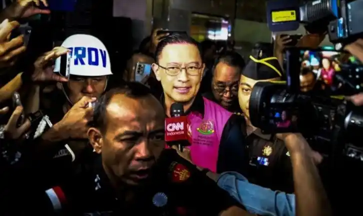 Thomas Lembong berjalan dengan mengenakan rompi tahanan (Foto: Antara)