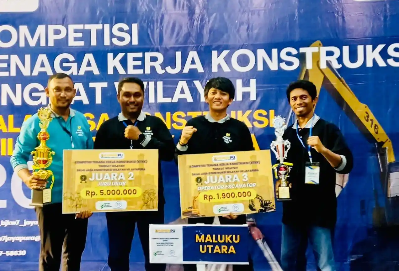 Tiga perwakilan PUPR Malut, Nanang, Rizal Ahadi, dan Ariadi, berpose bersama seusai menerima penghargaan pada Kompetisi Tenaga Kerja Konstruksi di Papua (Foto: Dok PUPR Malut)