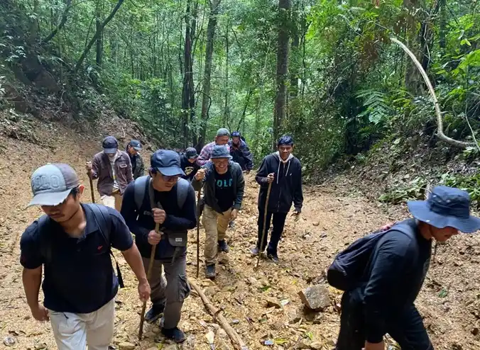 Tim ekspedisi menelusuri aliran longsor