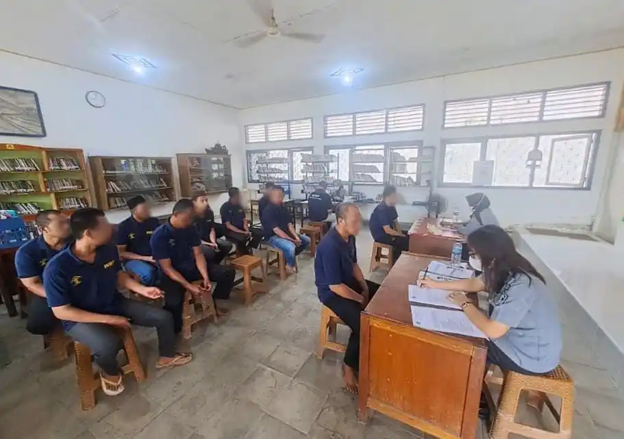 Caption Gambar : Tim kesehatan Lapas Kelas IIA Jambi saat melakukan VCT dan skrining TBC kepada warga binaan, Selasa (10/6/2025) (Foto: Dok.MI)