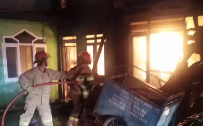 Tim pemadam kebakaran dari Pos VI DP3K Cisaat Kabupaten Sukabumi saat berjuang memadamkan api. (Foto: Antara)