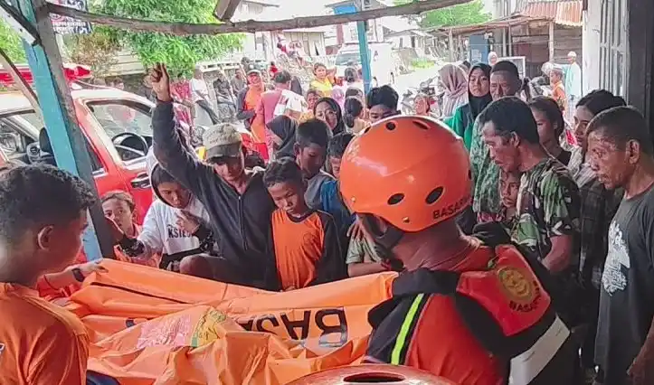 Tim SAR Gabungan mengevakuasi jasad  bocah berusia sembilan tahun yang hanyut terseret arus Sungai Denai. (Fot: Antara)