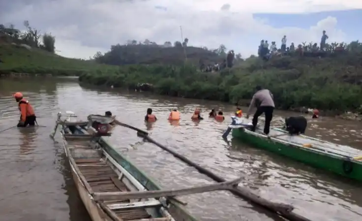 Tim SAR gabungan cari korban yang hilang di Bendungan Pandandure (Foto: Antara)
