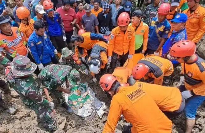 Tim SAR saat berupaya mengevakuasi korban longsor di Desa Jemur Pejagoan Kabupaten Kebumen (Foto: Antara)