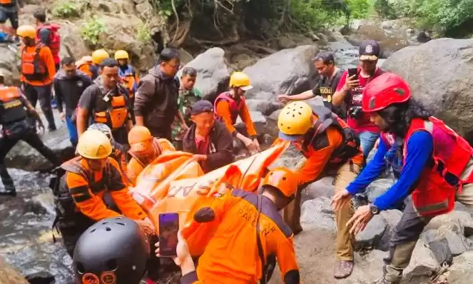 Tim SAR Gabungan mengevakuasi dua jenazah korban yang tenggelam di di Air Terjun Jami. (Foto: Antara)