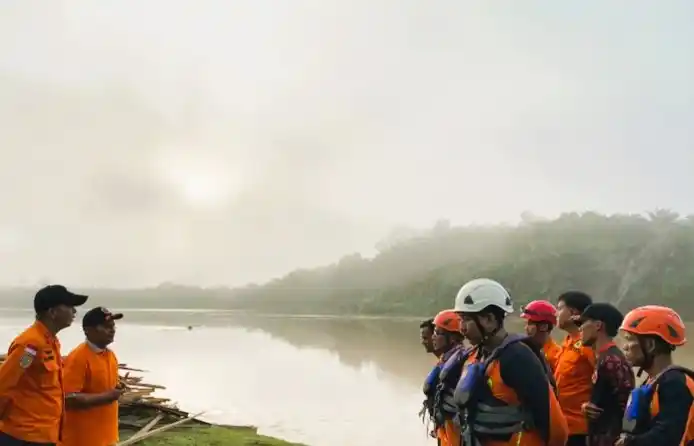 Tim SAR gabungan Basarnas Jambi dan pihak terkait saat mencari korban temggelam di Sungai Batanghari (Foto: Antara)