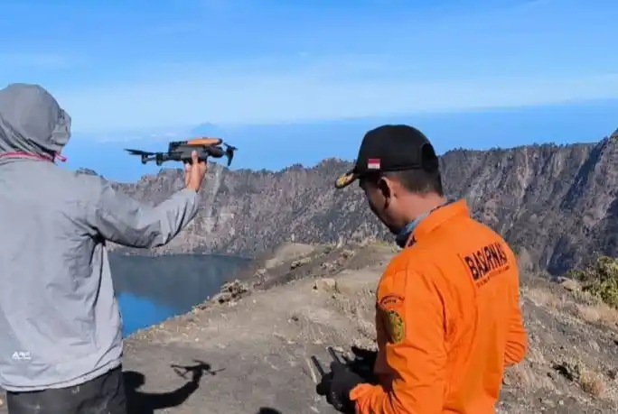 Tim SAR gabungan melakukan pencarian korban menggunakan drone di kawasan Gunung Rinjani.(Foto: Antara)