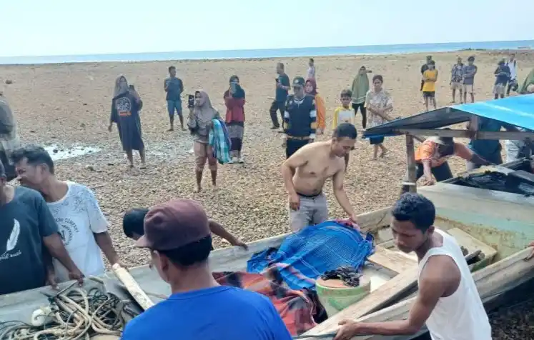 Tim SAR Gabungan saat mengevakuasi korban (Foto: Antara)
