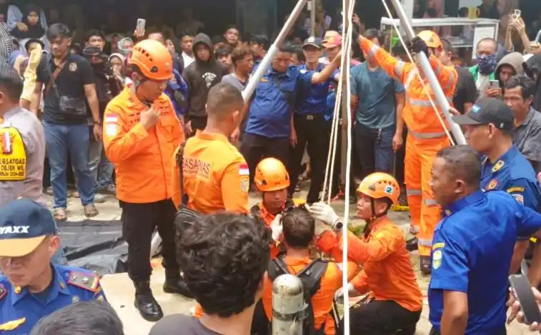 Tim SAR saat mengevakuasi empat korban dari dalam sumur mengandung gas beracun (Foto: Antara)
