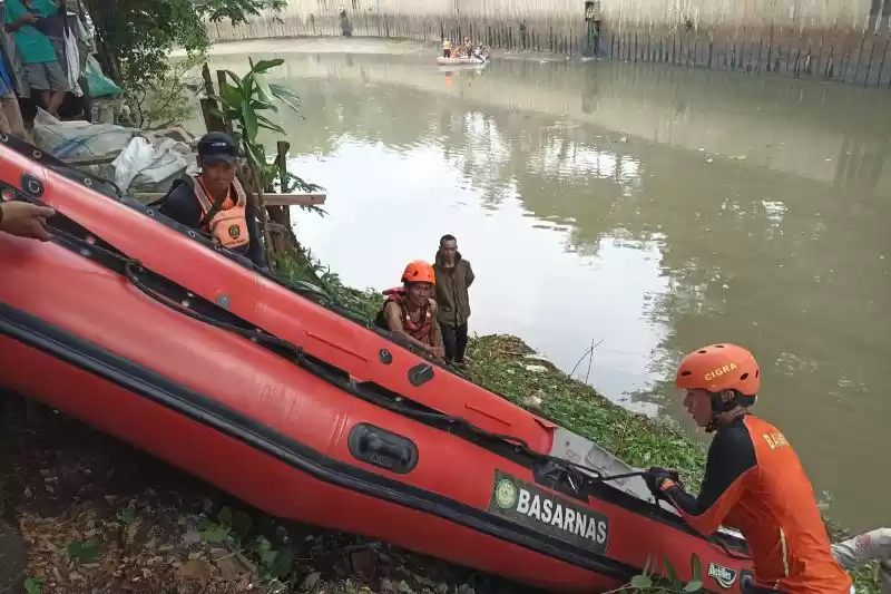 Tim SAR gabungan, melakukan pencarian terhadap dua korban yang tenggelam pada Selasa (30/4/2024) di Sungai Ciliwung, Kecamatan Tanah Abang, Jakarta Pusat. [Foto: ANTARA]