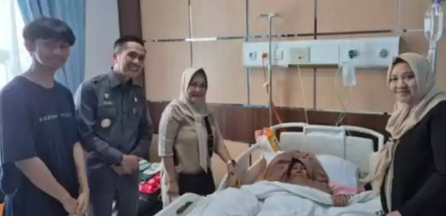 Ibunda Menteri Dalam Negeri (Mendagri) Tito Karnavian, Supriyatini Binti Ranudikromo saat dirawat di Rumah Sakit Umum Pusat (RSUP) Dr. Muhammad Hoesin Palembang, Sumatera Selatan.  (Foto: Antara)