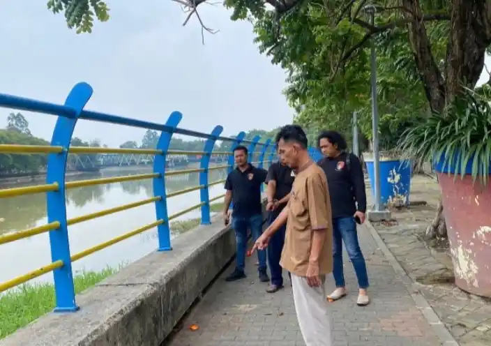 Polisi menunjukan lokasi tempat transaksi penjualan bayi berusia 11 bulan oleh ayah kandung. (Foto: Antara)