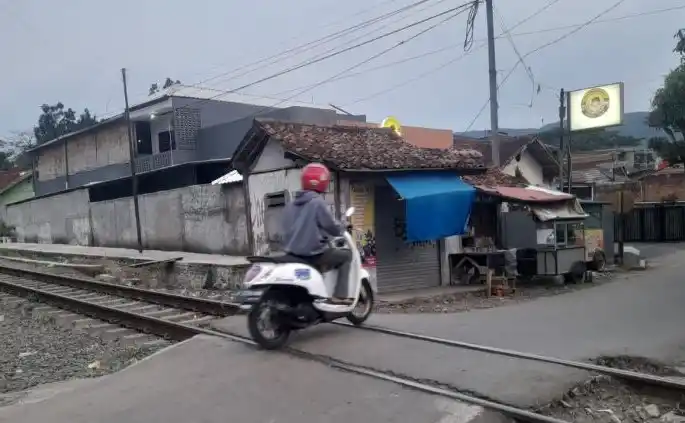 Lokasi kecelakaan pengendara motor yang masih berusia 13 tahun tertabrak KA Pangrango. (Foto: Antara)