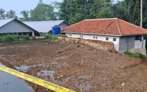 Lokasi tanggul kolam yang roboh di Ponpes Darussyifa Al-Fithroh Yaspida Sukabumi (Foto: Antara)