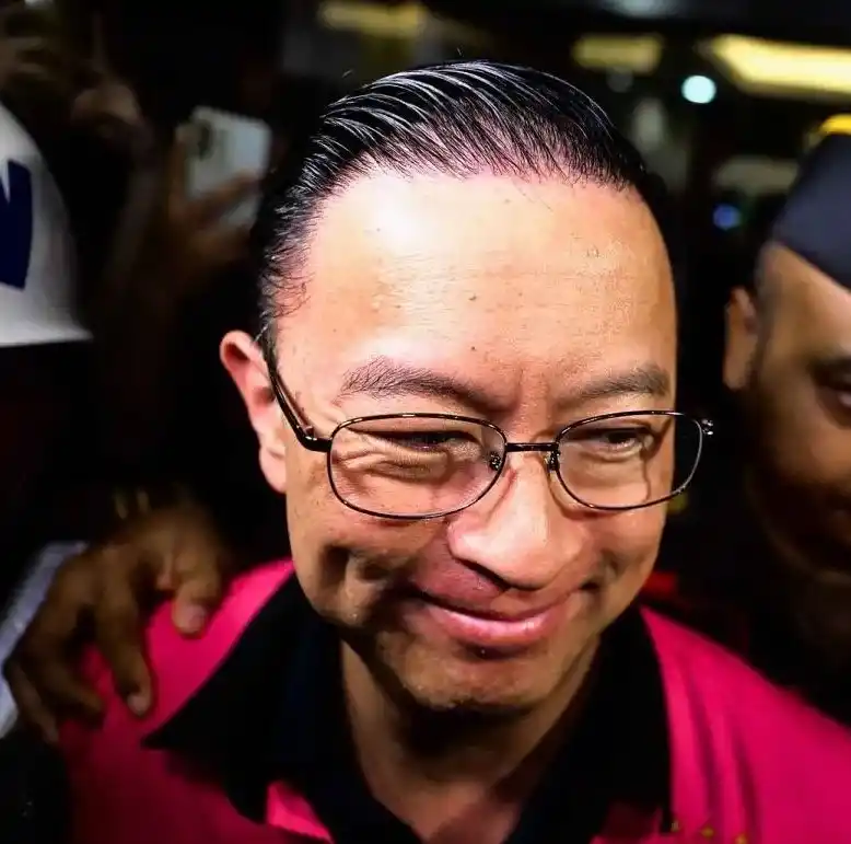 Tom Lemong mengenakan rompi tahanan Kejagung (Foto: Dok MI)
