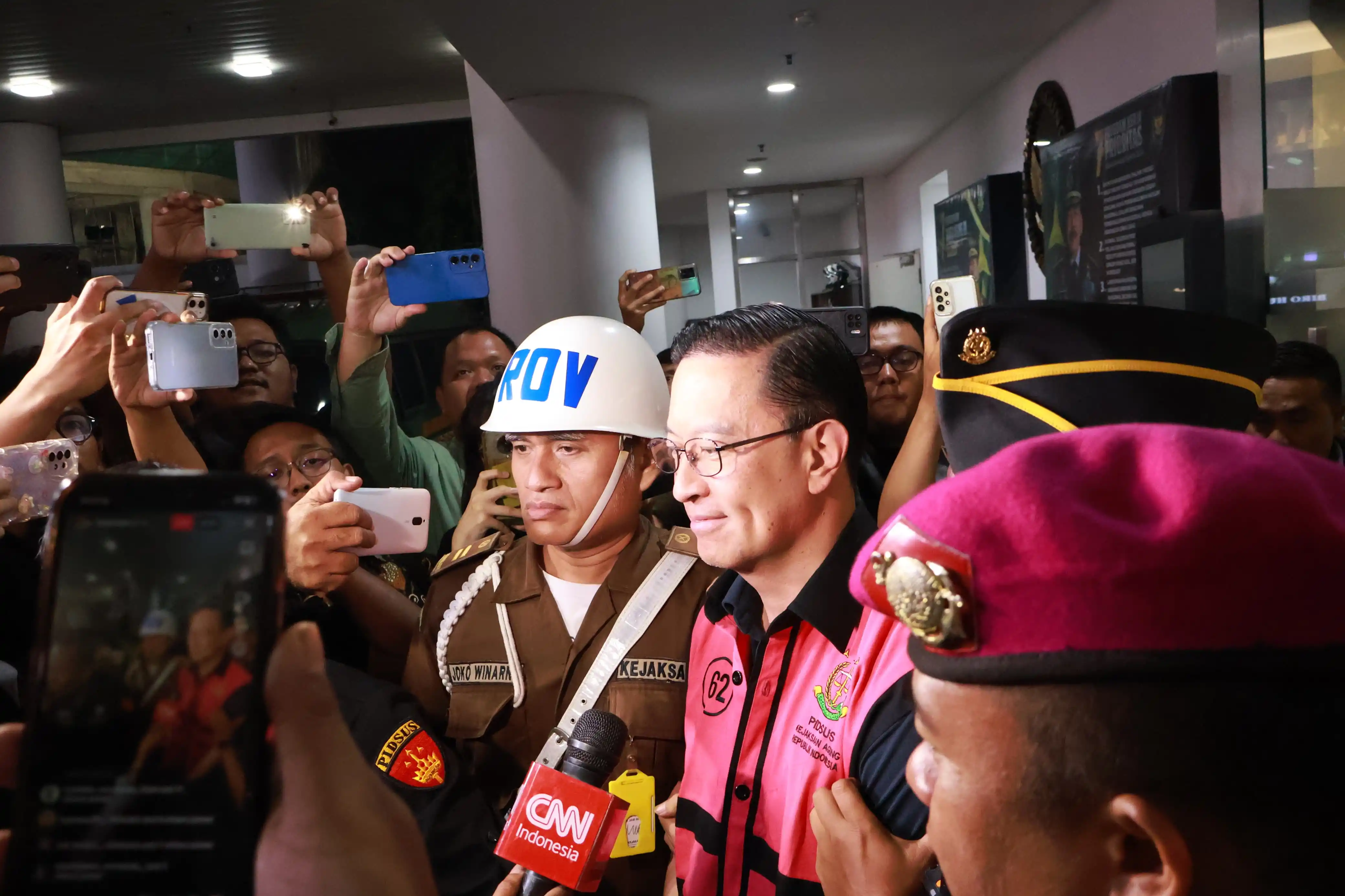 Tom Lemong mengenakan rompi tahanan Kejagung (Foto: Dok MI)